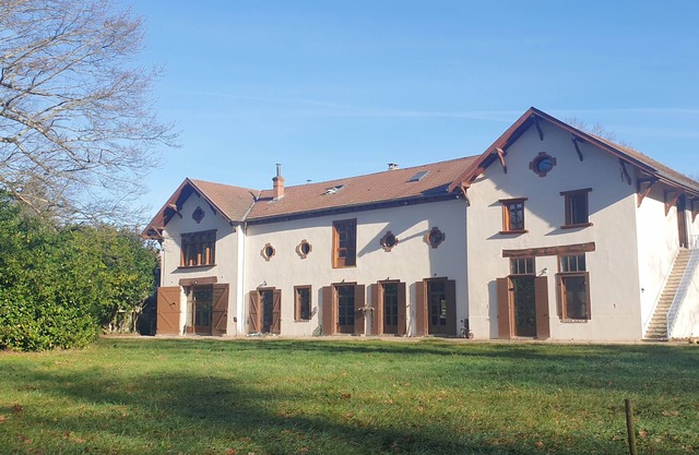 Quiet, spacious and comfortable apartment (sleeps 6).