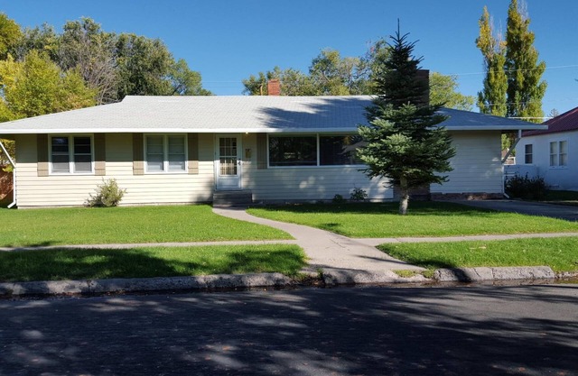 Quiet Spacious Home. Centrally Located in Alamosa, Near The Rio Grande River