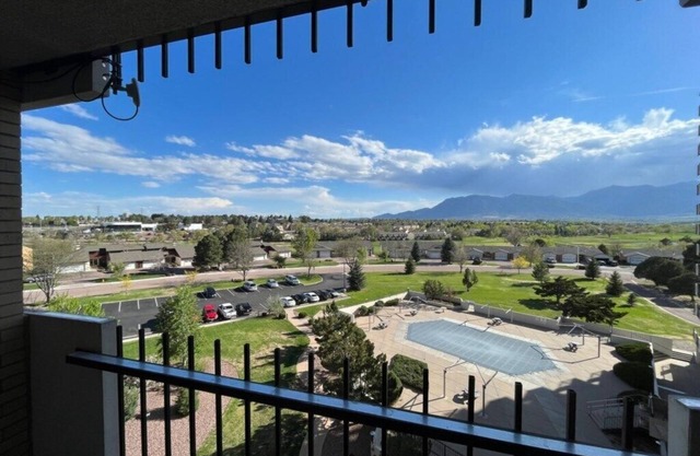 Quiet, Spotless Condo with King Bed for your Getaway!