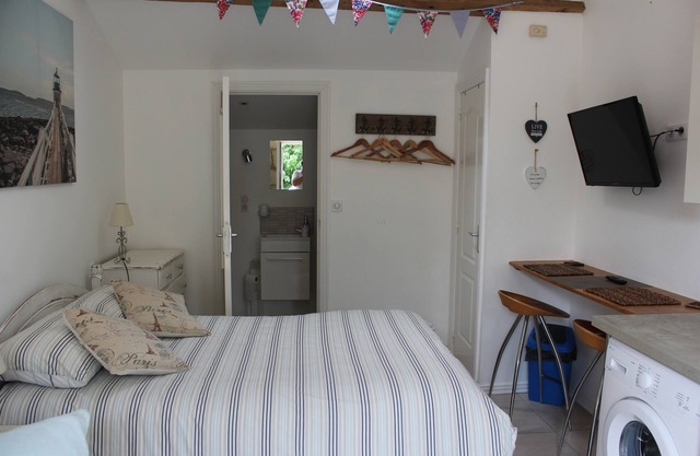 Quiet studio 2 minutes from all amenities, access to swimming pool