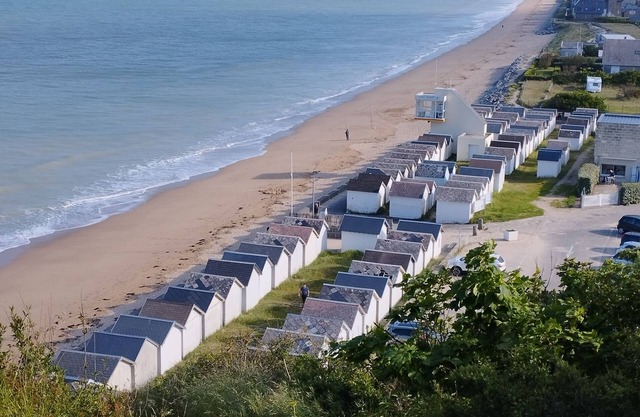 Quiet studio with unobstructed view, 10-minute walk to the beach.