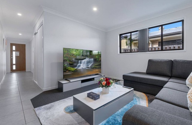 Quiet & Stylish | 3mins to Mall | Modern 4BR House