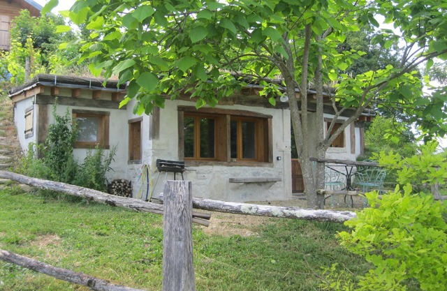 Quiet tree house in the bugey region