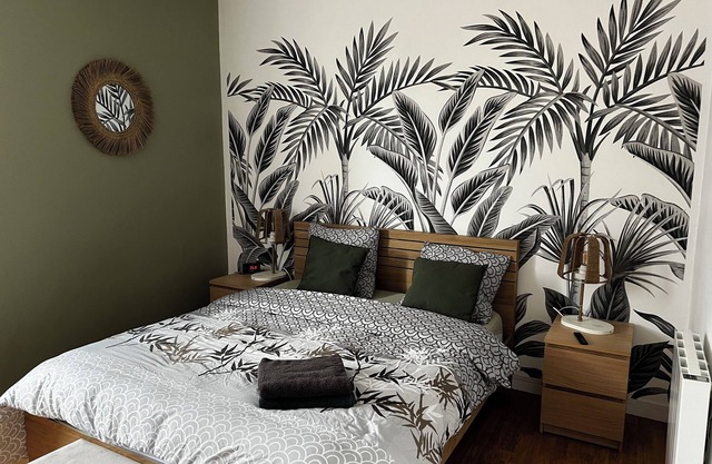 Quiet two-bedroom house on the banks of the Seine with parking space. Outdoor terrace