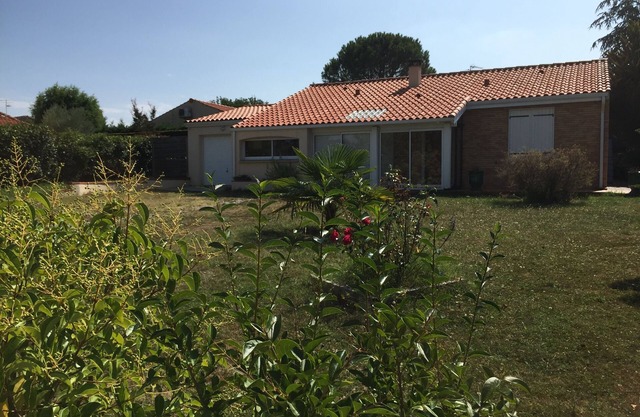 Quiet villa 15 minutes from Cité d'Espace. Pets allowed