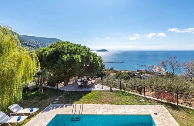 Quiet villa with breathtaking views, garden and private pool!