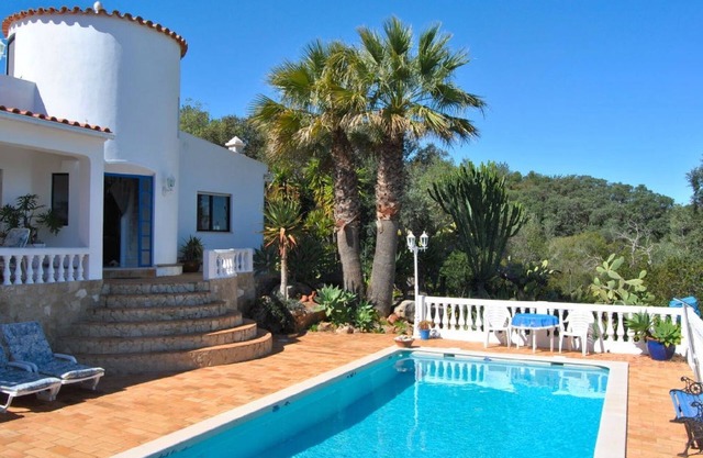 Quiet villa with large garden, pool and fantastic views