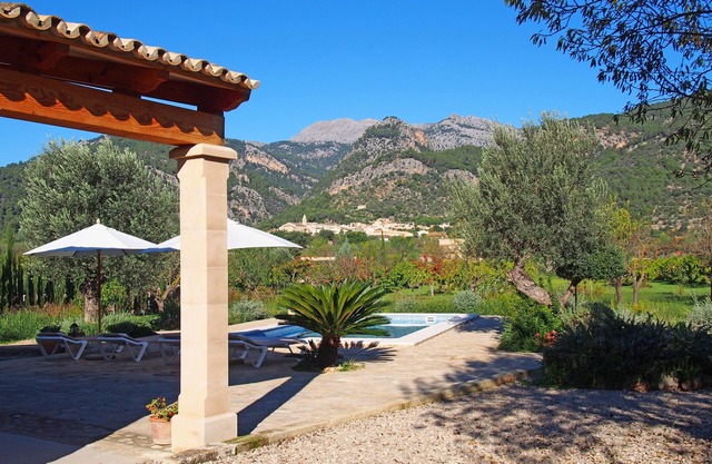 QUIET VILLA WITH PRIVATE POOL NEAR THE VILLAGE