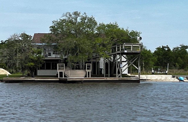 Quiet Waterfront camp15 minutes from Bay St. Louis. EXCELLENT family Reunions!