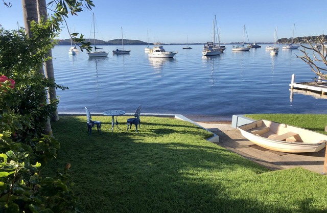 Quiet waterfront cottage