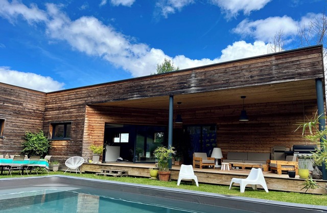 Quiet wooden house, air conditioning, swimming pool.
