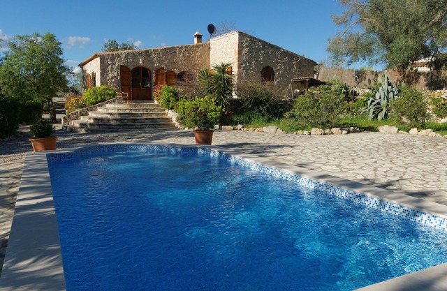 Quietly located natural stone finca with guest house pool + garden for 6 people
