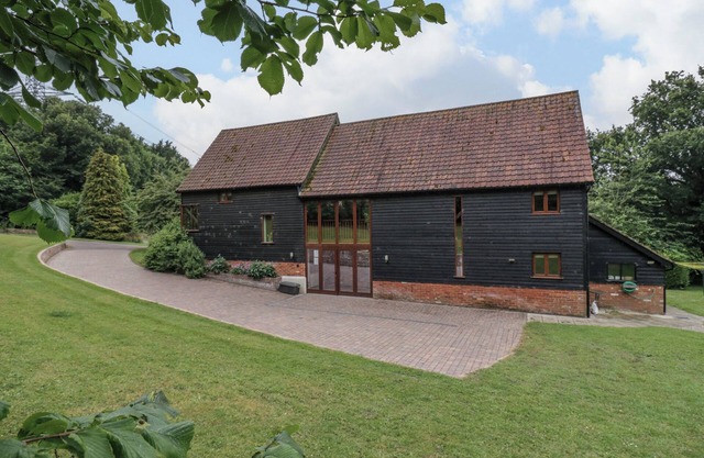 QUILL FARM BARN, pet friendly, with a garden in Campsea Ashe