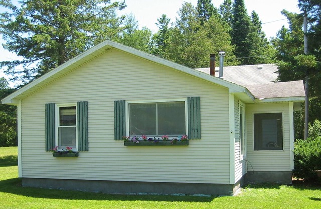 Quint Cottage on beautiful Mullett Lake in Northern Michigan