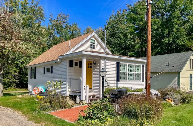 Quintessential lakeside cottage with swimming, picnic tables, & mountain view