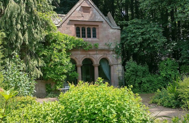 Quirky, cosy, romantic cottage with own garden in Wye Valley. Pet friendly!