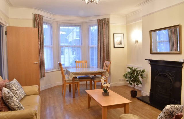 Quite Central Richmond Apartment, Sleeps 3