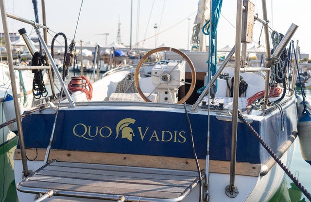 "Quo Vadis Yacht" in Bisceglie Harbor with Sea View, Private Terrace, and Wi-Fi