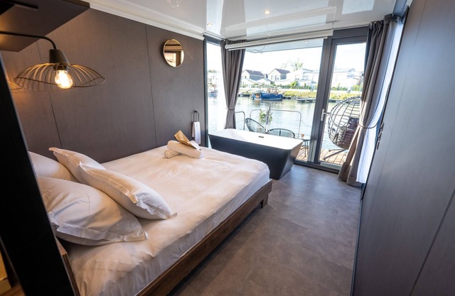 Rêve flottant pour amoureux balnéo et sauna - La Balzac