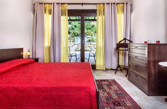 R 1203 Aspen Villas- Suite with Mountain View, Sea View & Garden View.