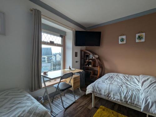 R5 - Triple Room Retreat - City & Beach Access, WIFI, Free Parking - Self Catering