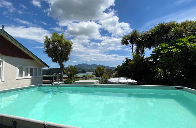 Raglan Farmhouse, Amazing Sunsets from massive deck, Spa & Pool
