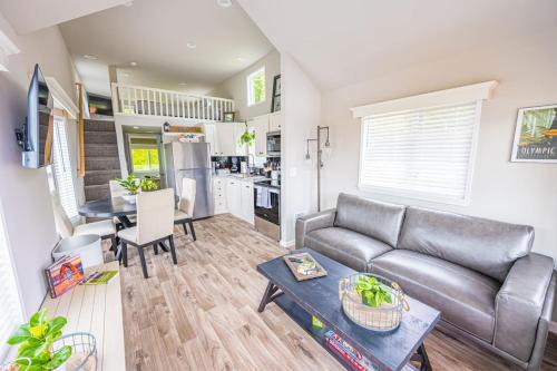 Rainforest Tiny Home Retreat Farmhouse 18