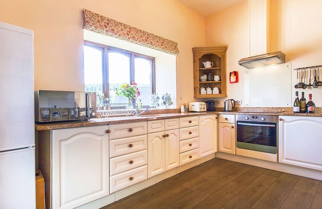 RAINSBURY HOUSE, pet friendly, character holiday cottage in Dulverton
