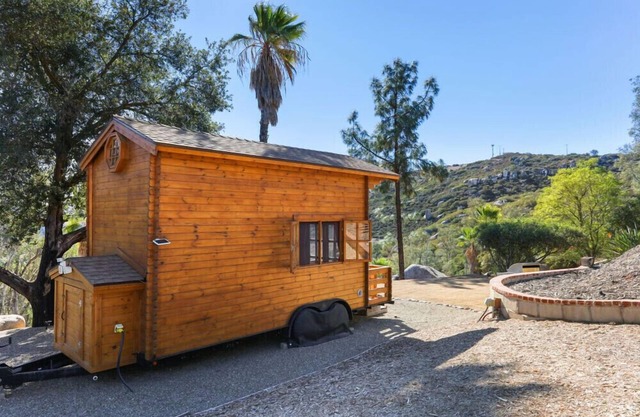 Ramona Wine Country Cabin Near San Diego. Walk to wineries. Pool.