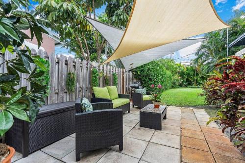 Ranch Style, King Bed, Guitar, BBQ- 1 Dollar rides to Beach & Downtown