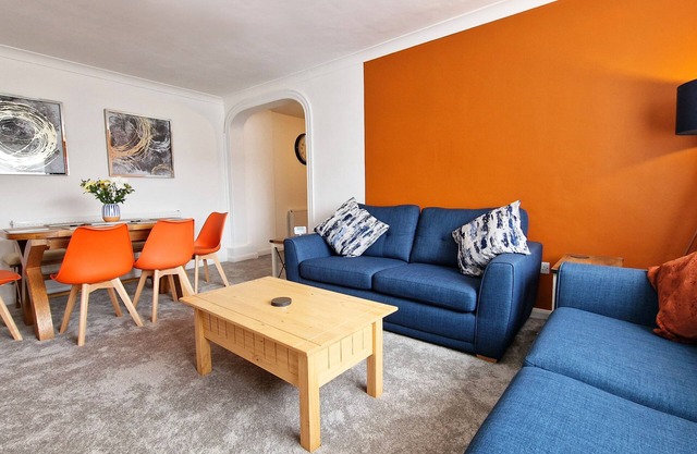 Ransdale Cottage - a cottage that sleeps 6 guests in 3 bedrooms