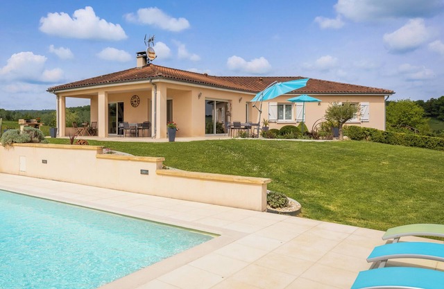 Raphaelle, spacious villa with private pool and studio