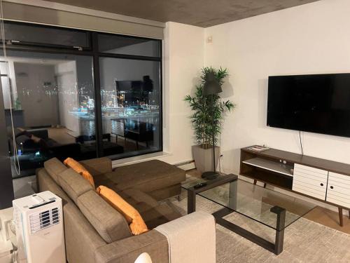 Rare 2 Bedroom Apartment With Rare Million Mountain View