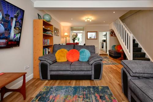 Rare Free Parking in Heart of the City - Highly Rated Townhouse & Garden - Peaceful Area Less Than 5min Walk to Beach, Shops, Bars, Arena, Marina, Parks