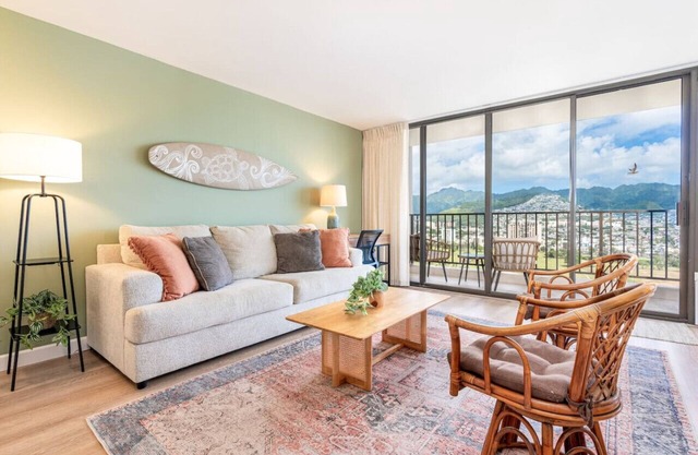 [Rare] Mtn+Sunrise View | Walk Score 95 | Free Parking | Full Kitchen | Sleeps 4