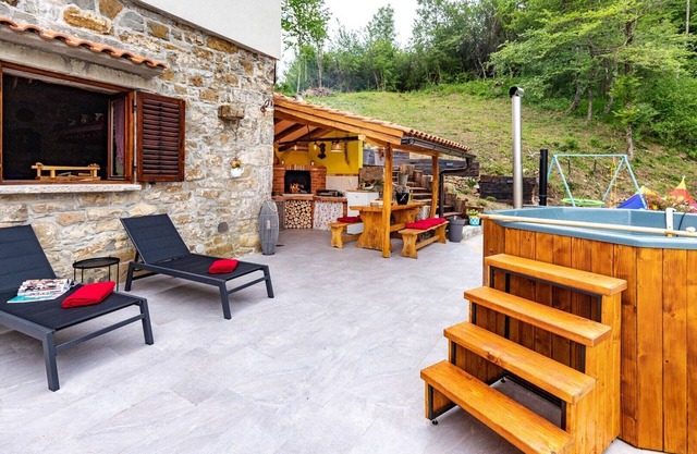 Raspor House with hot tub