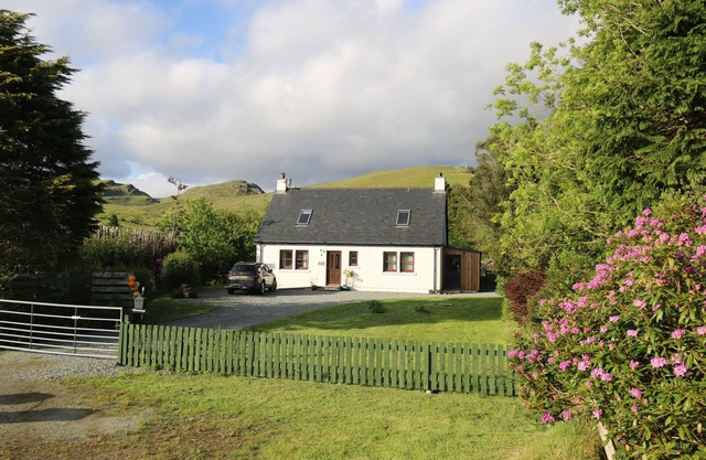 Raven Cottage in the beautiful Glen Eynort near carbost. 3 bedrooms, 6 people.