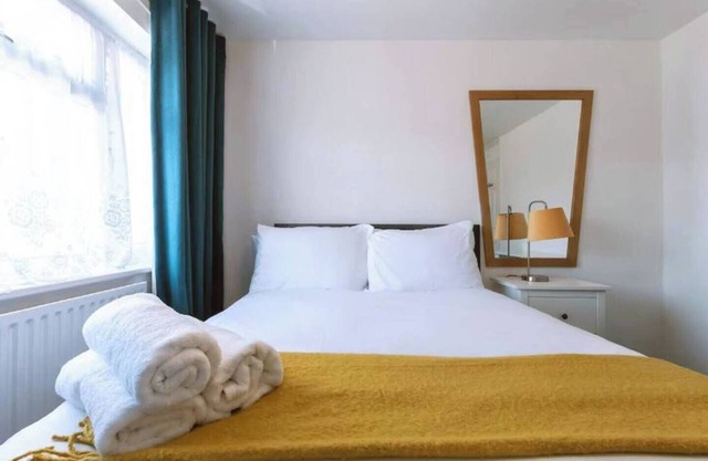 Reading - 3-Bed House - Sleeps 6 - Garden - WiFi