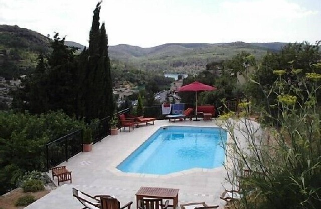 Recent house with private swimming pool, quality services.