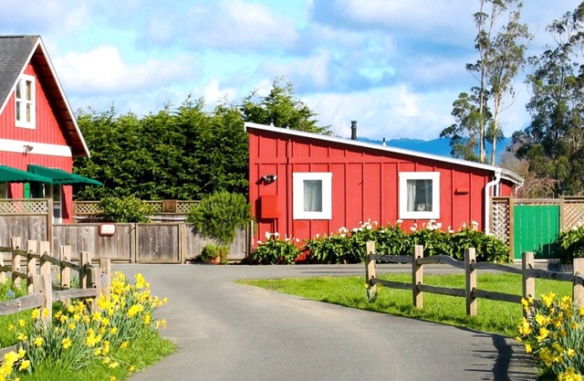 Red Barn Cottage, A World Away in Historic Victorian Ferndale