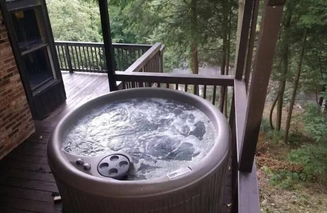 Red Bend cabin overlooking the river with hot tub.