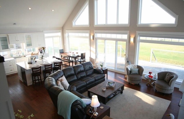 Red Fox Retreat - Large Luxury Waterfront Cottage, great views