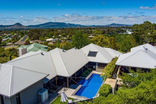 Red Lotus Guesthouse - A Grand Valley Views Escape