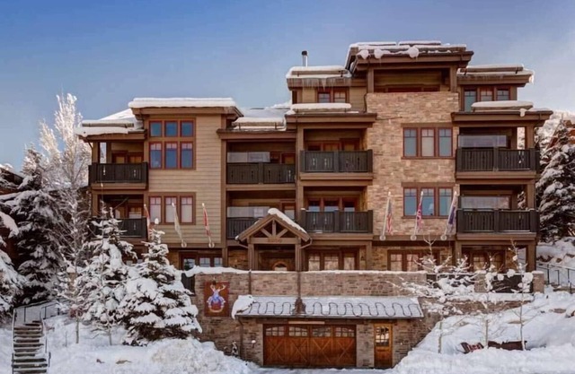 Red Stag Lodge 402 - 5 Star Review, Freshly Remodeled, Quick Walk to Lifts