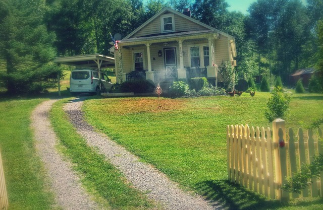 RedBud Manor a charming 2-bedroom house 10 miles from marvelous Damascus