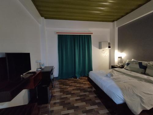 RedDoorz @ LQJ Hotel Old Buswang Kalibo