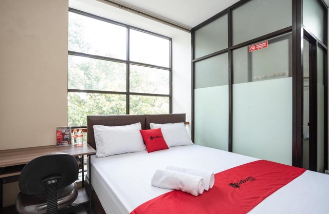 RedDoorz near Eka Hospital BSD City