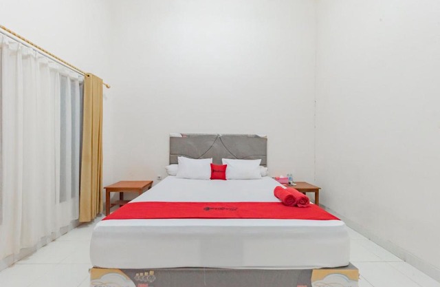 RedDoorz near GOR Parenggean