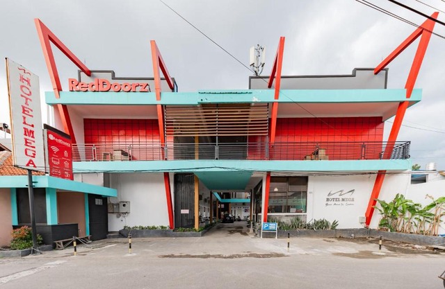 RedDoorz near Kejaksan Station Cirebon