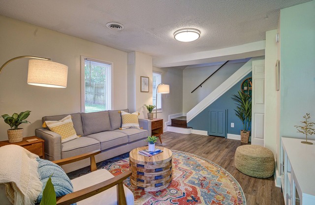 Redesigned Family/Pet Friendly 🐶 Carriage House Minutes walk to Downtown
